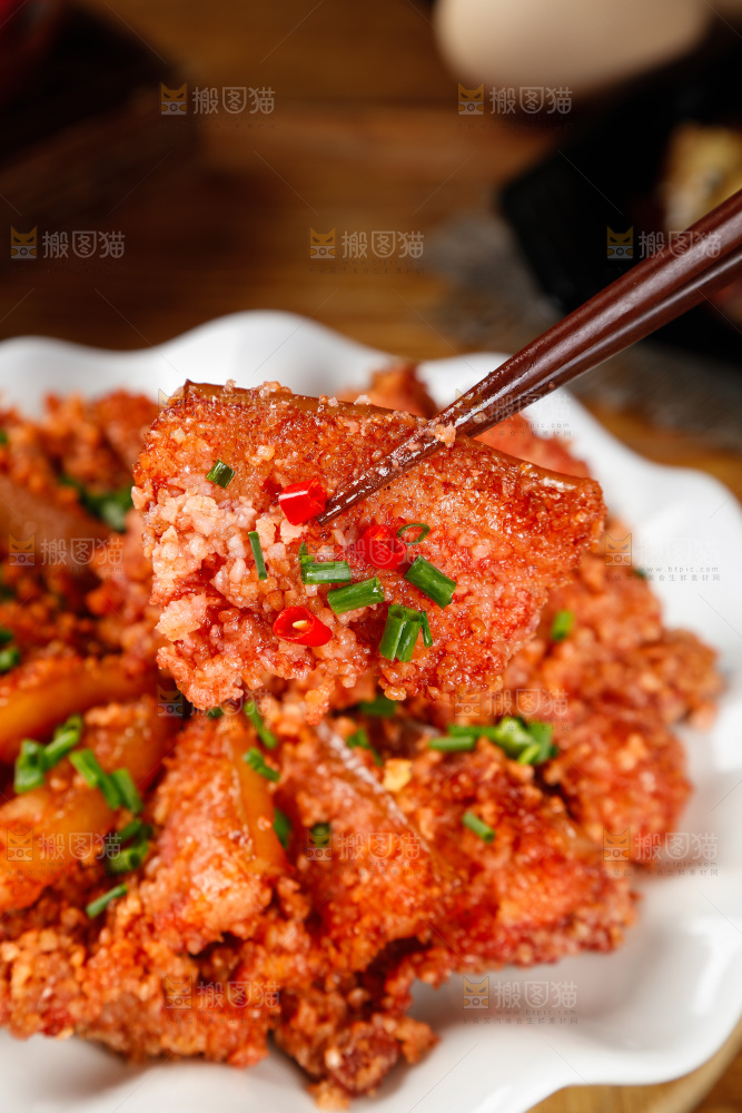筷子上夹着蒸肉