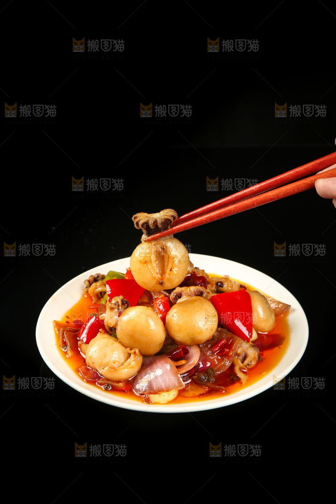 筷子上夹着墨鱼仔
