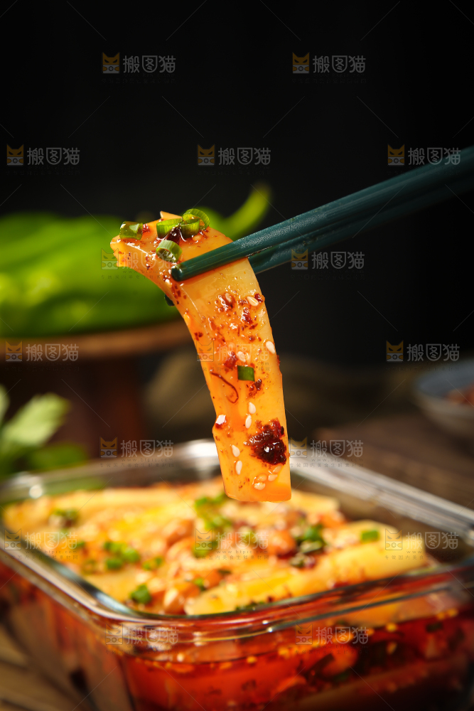 筷子上夹着米豆腐