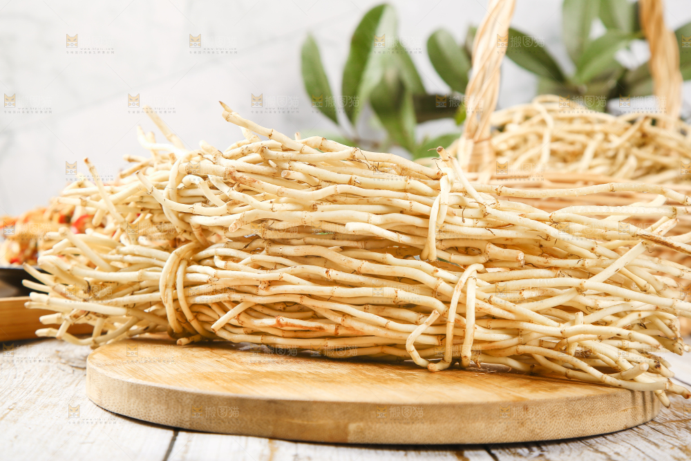 木板上摆放着鱼腥草