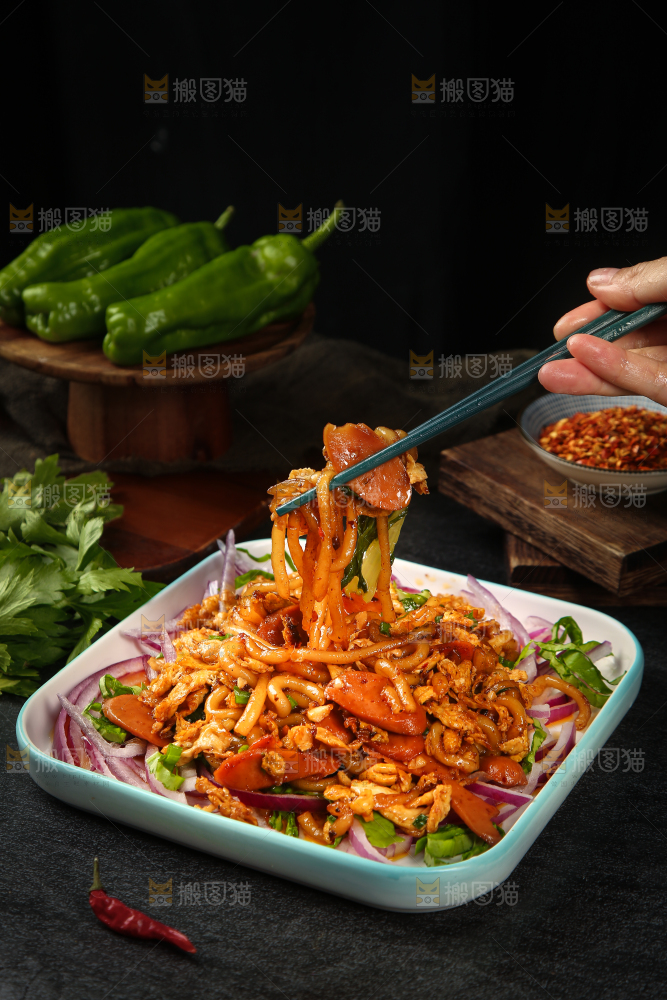 筷子上夹着土豆粉