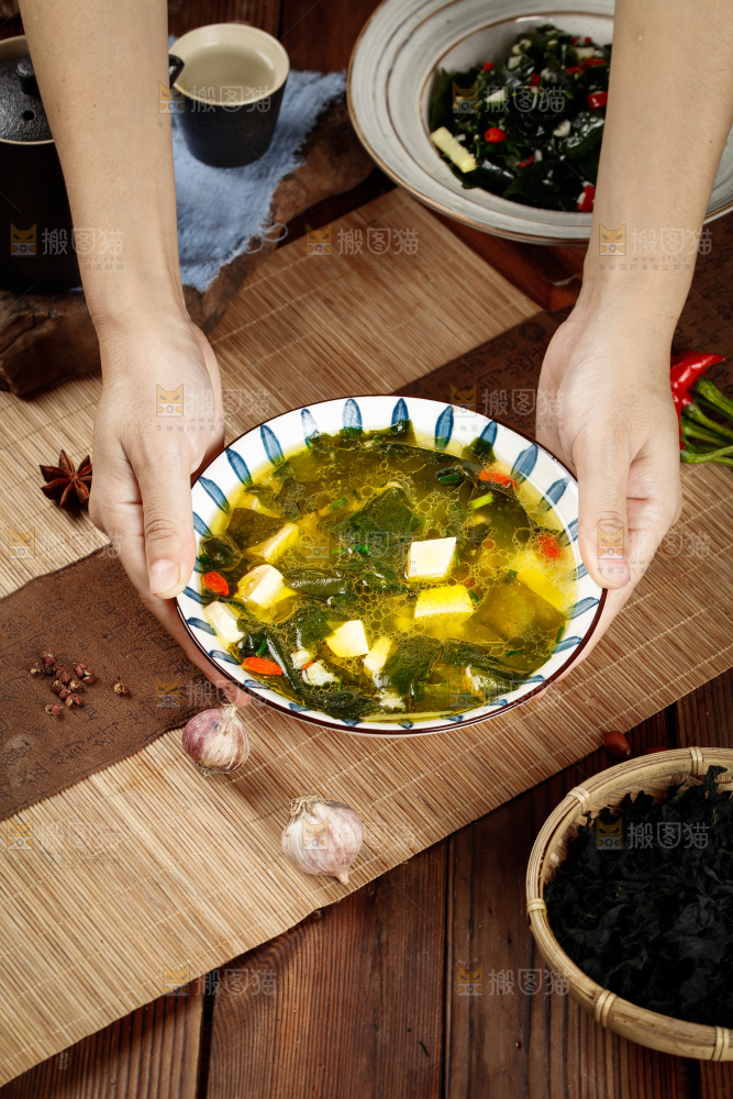 手里端着裙带汤