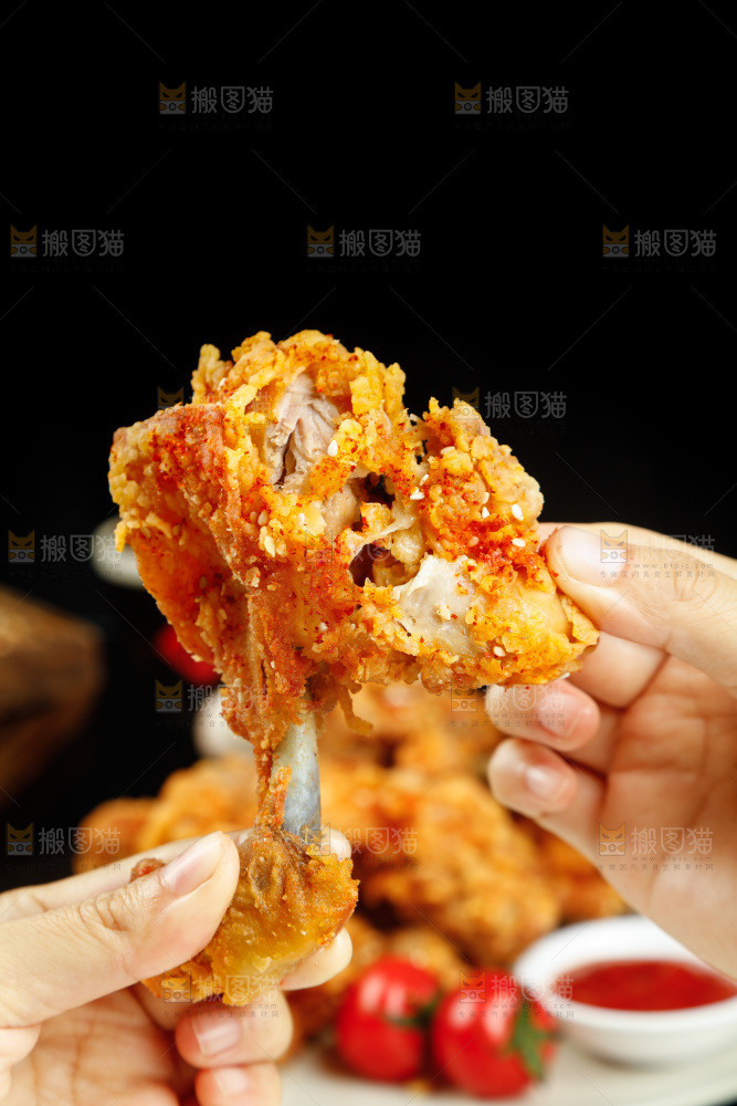 手里拿着脆皮炸鸡腿