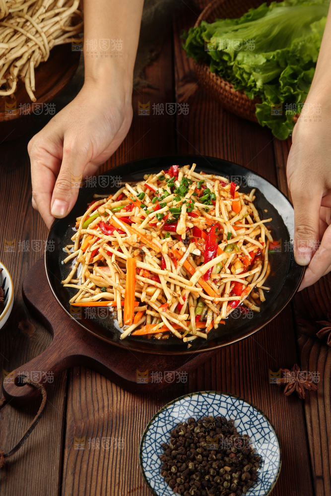 手里端着一盘酸辣折耳根