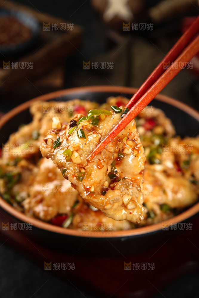 筷子上夹着水煮肉片