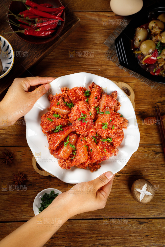 手里端着一盘蒸五花肉