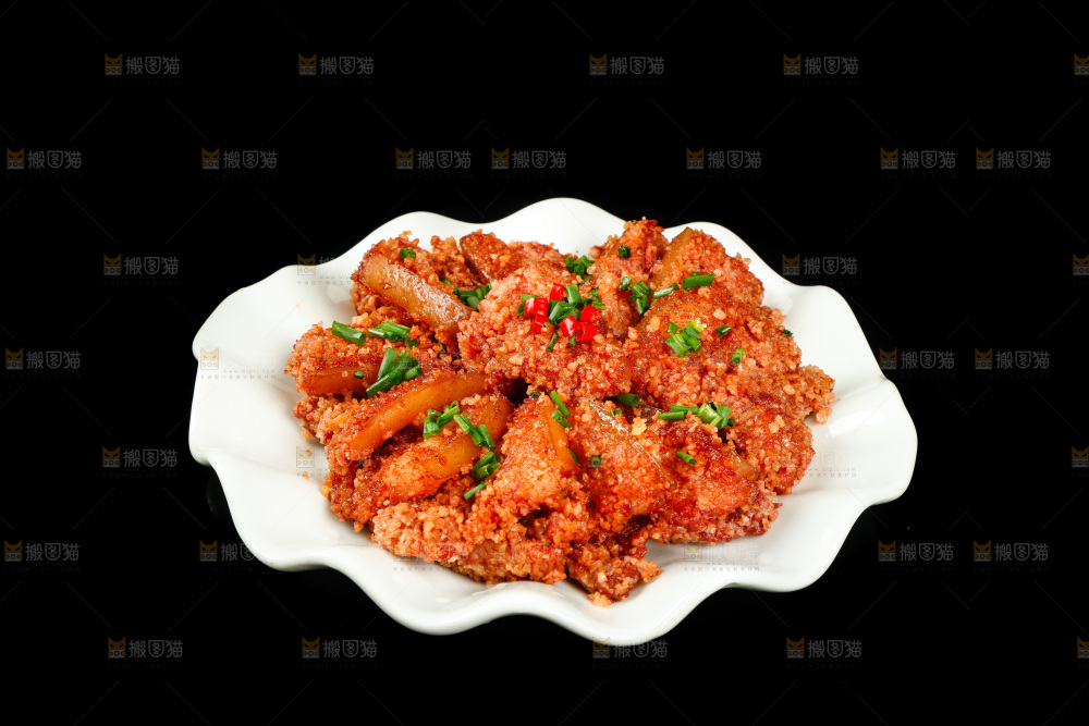 黑底上放着一盘粉蒸肉