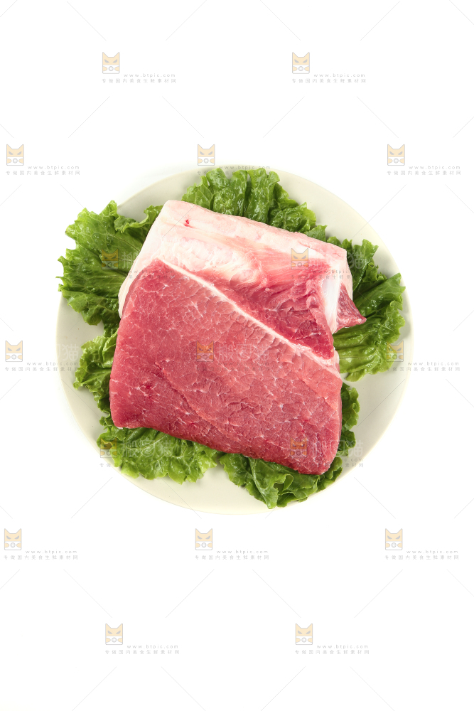 白底上摆放着一盘猪肉