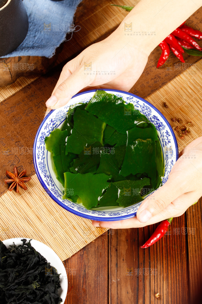 手里端着一碗无梗裙带菜