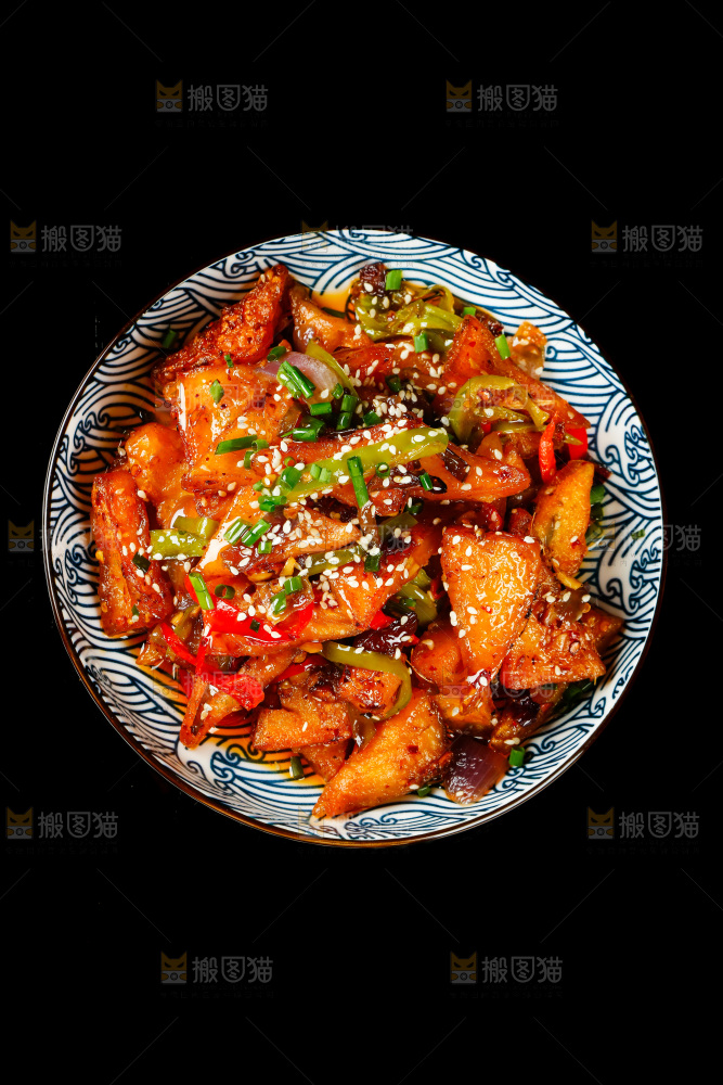 黑底上放着一盘红烧米豆腐