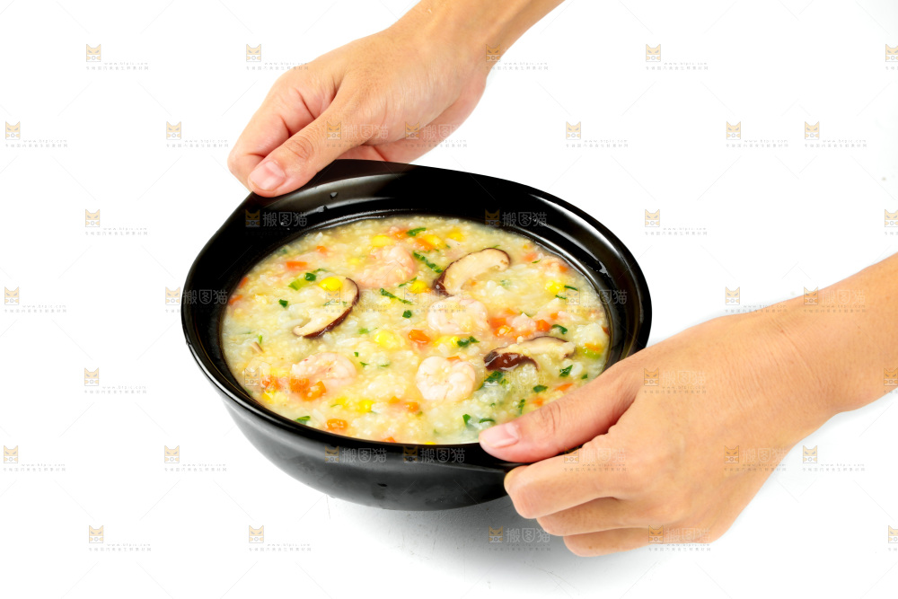 手里端着香菇时蔬虾仁粥