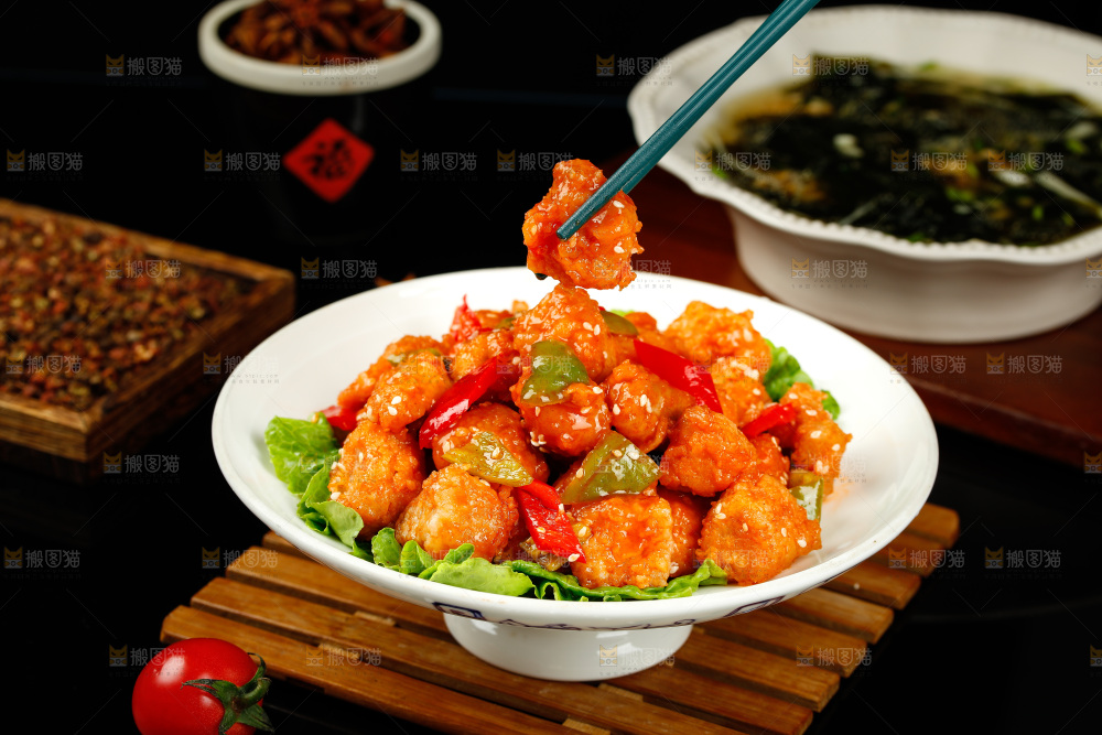筷子上夹着糖醋咕噜肉