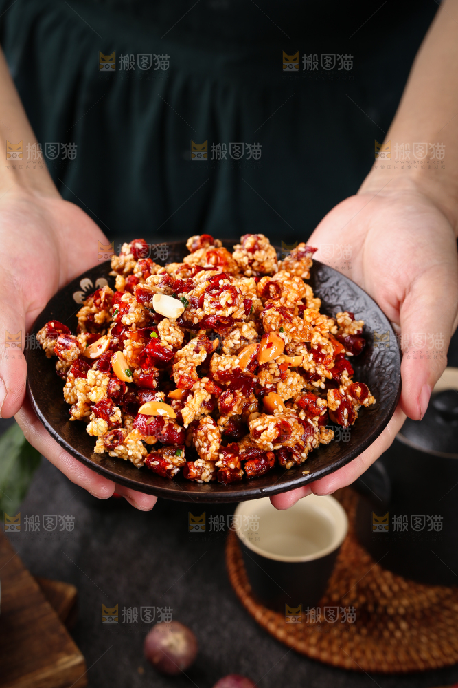 手里端着一盘炸辣椒