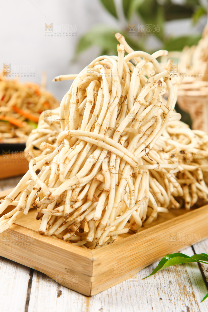 木板上放着一堆鲜嫩鱼腥草