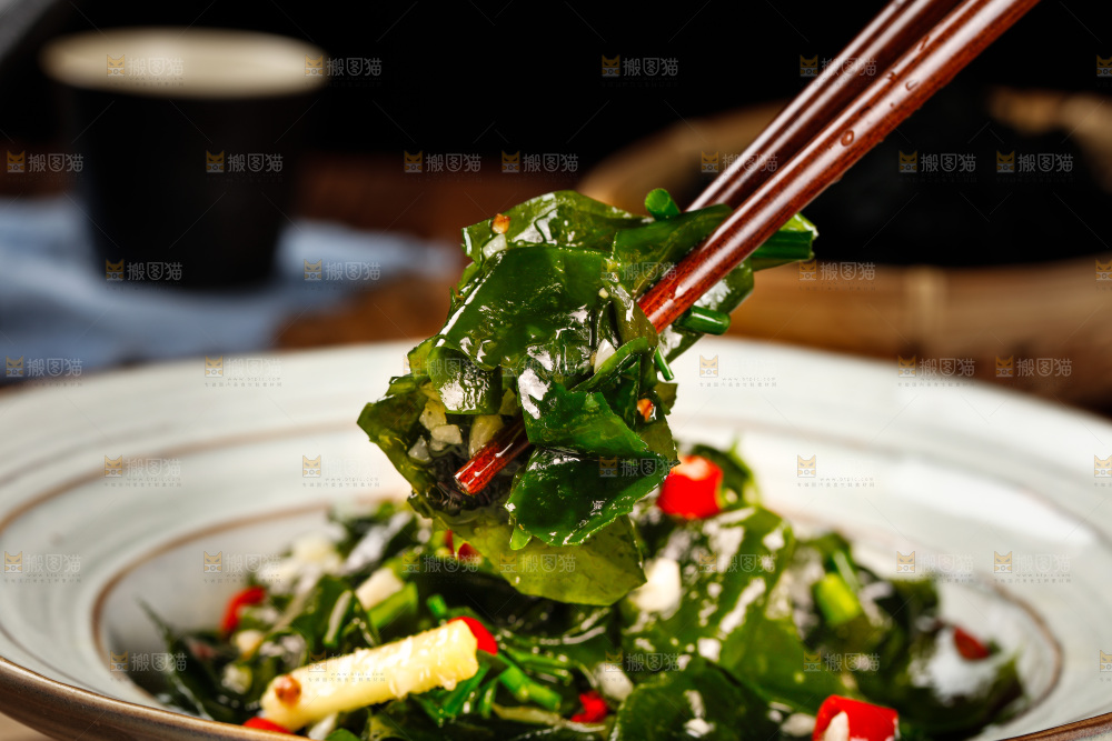 筷子上夹着凉拌裙带菜