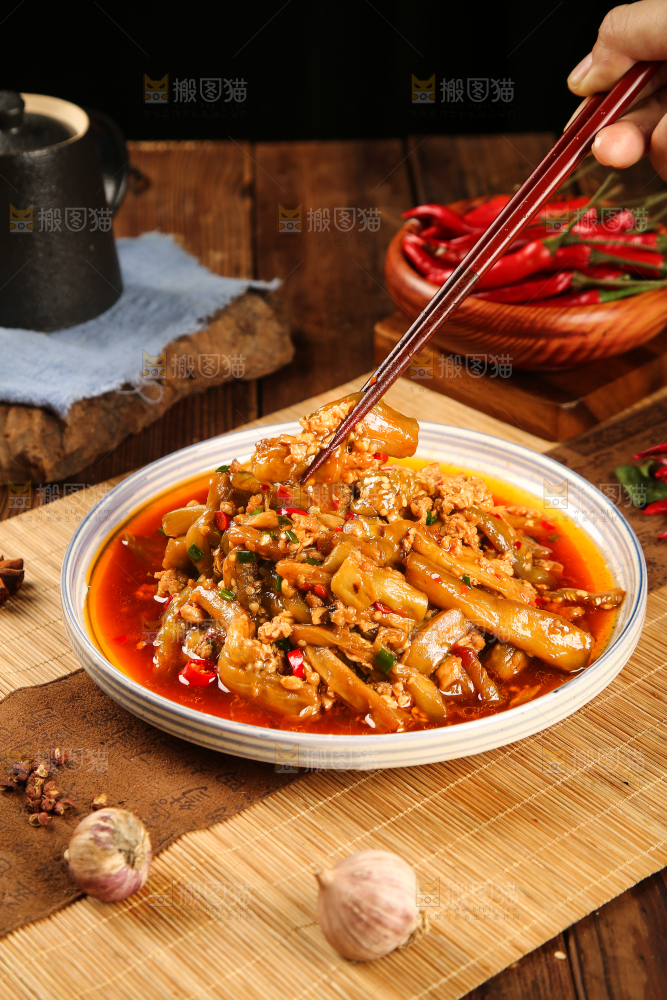 筷子上夹着肉末茄子
