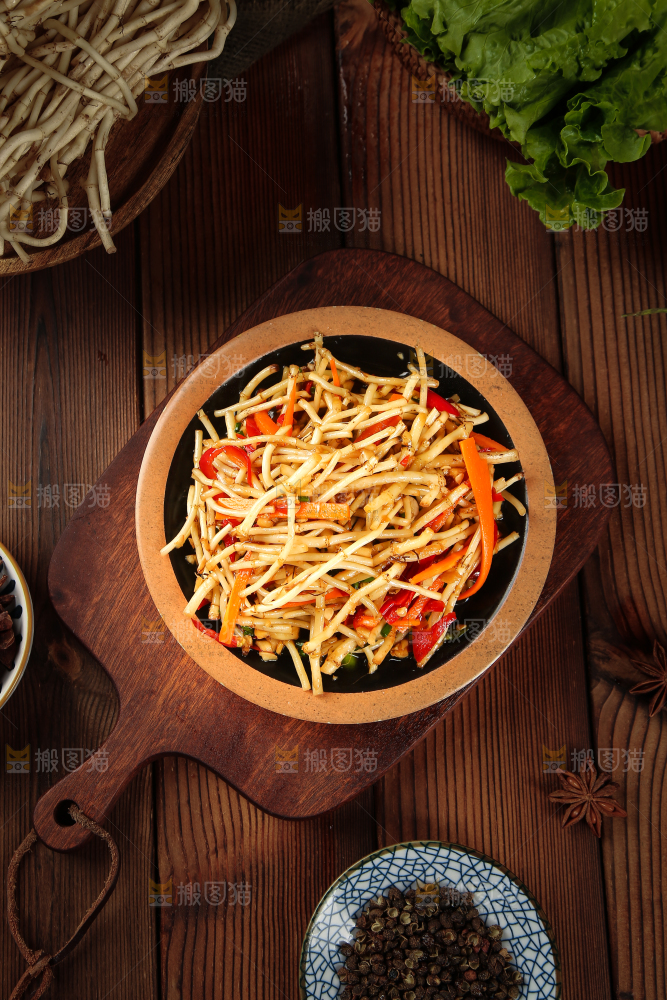 木板上一盘凉拌折耳根