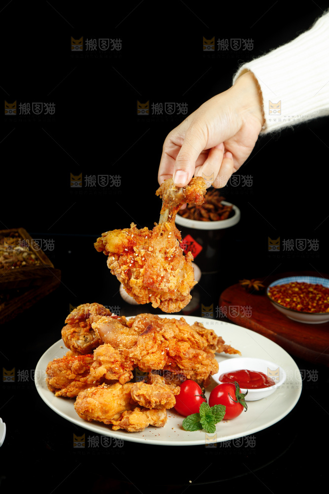 手里拿着炸鸡腿