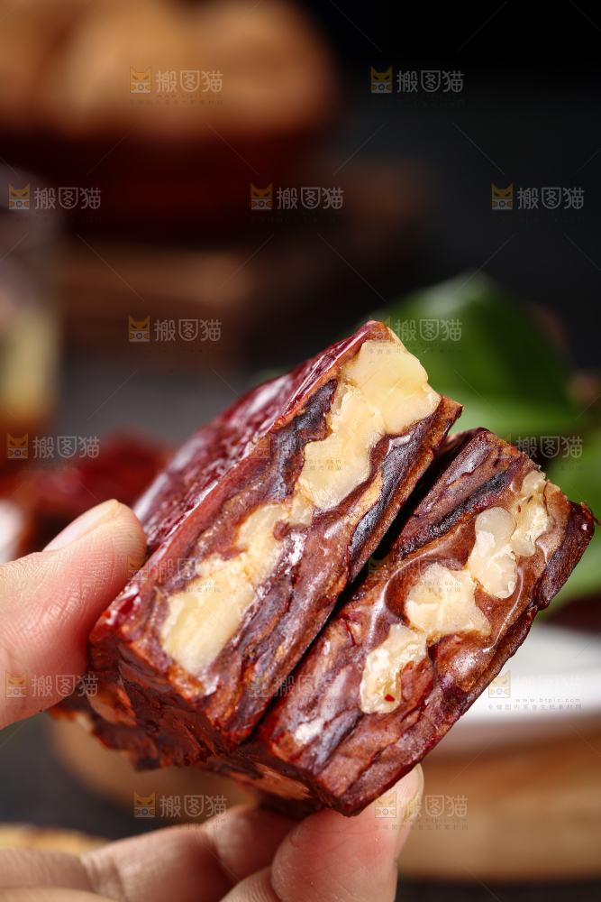 手里拿着红枣夹核桃派