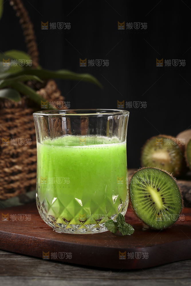 木板上摆放着一杯猕猴桃果汁