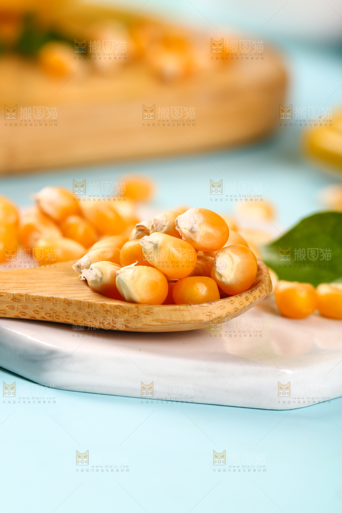 勺子里的玉米粒