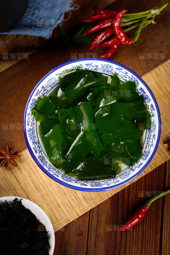 碗里泡着裙带菜