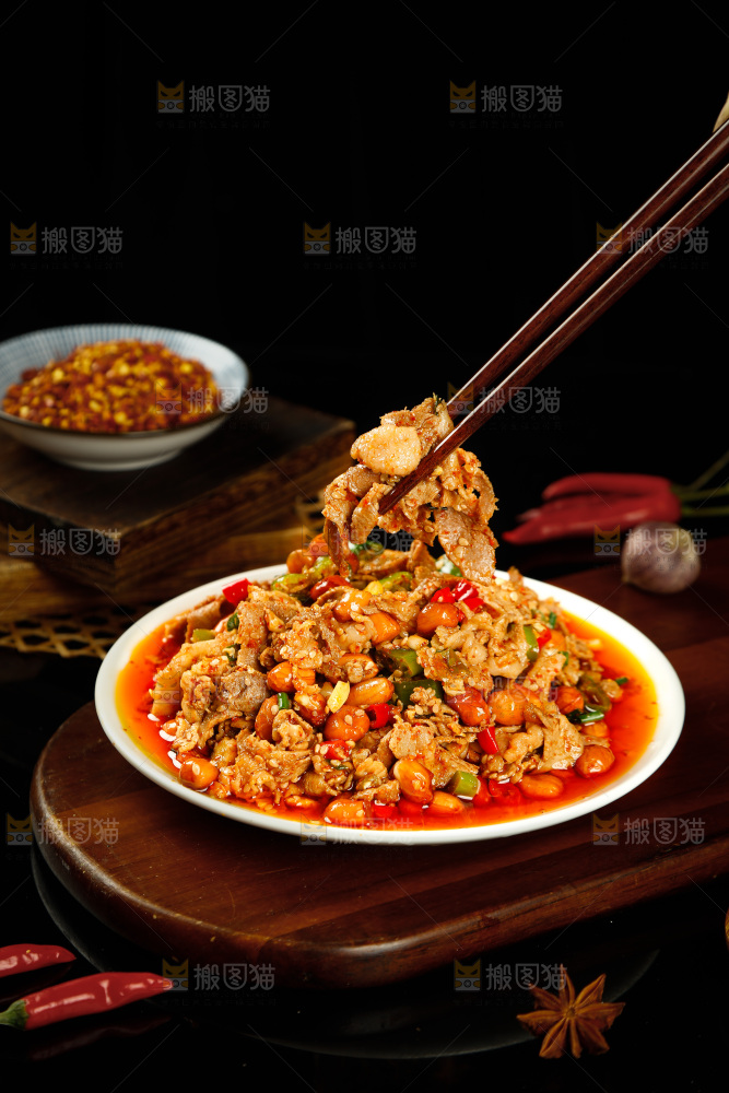 筷子上夹着凉拌牛肉