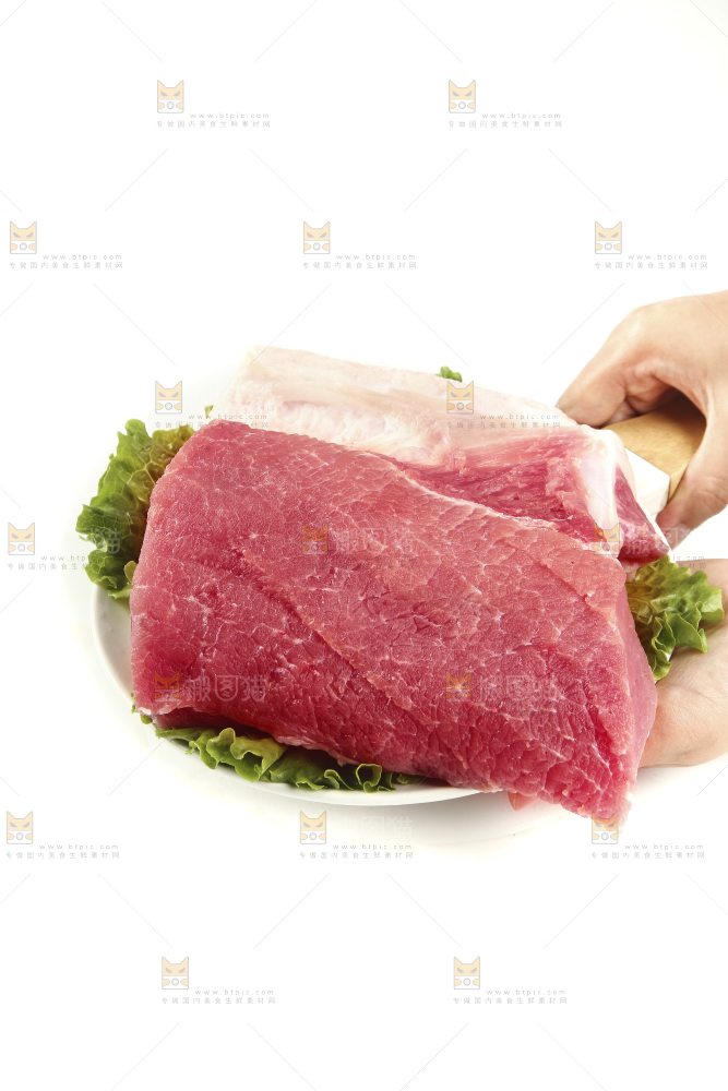 手里端着一盘土猪肉