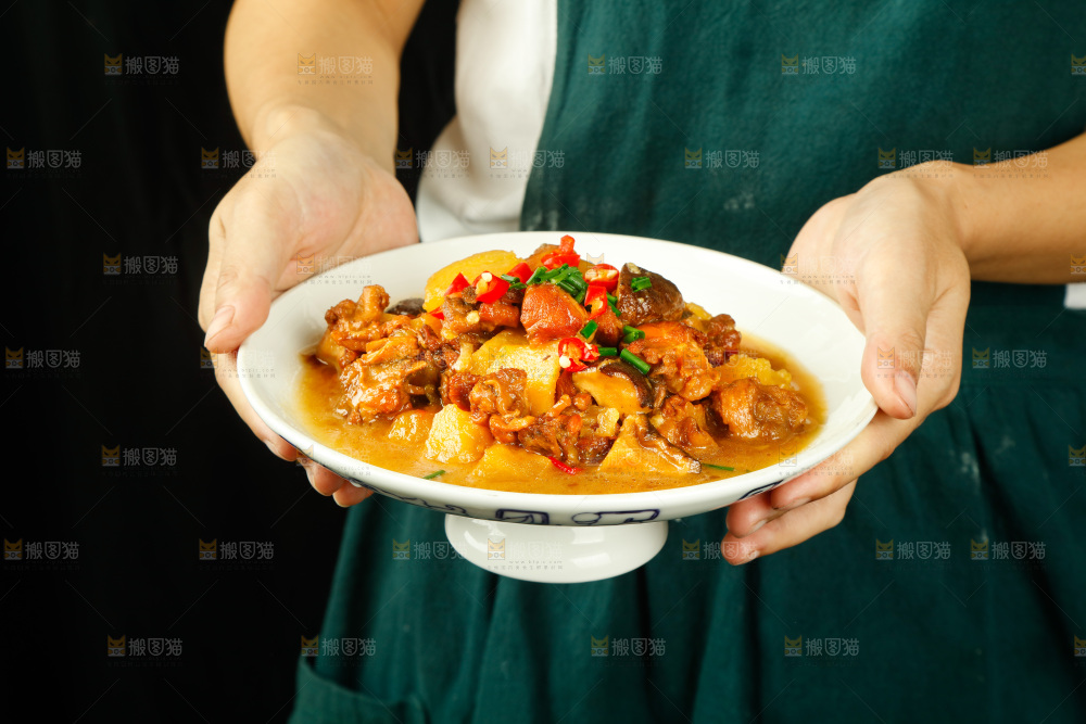 手里端着一盘黄焖鸡烧土豆