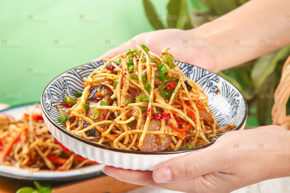 手里端着一盘腊味小炒鱼腥草