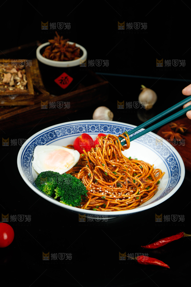 筷子上夹着面条