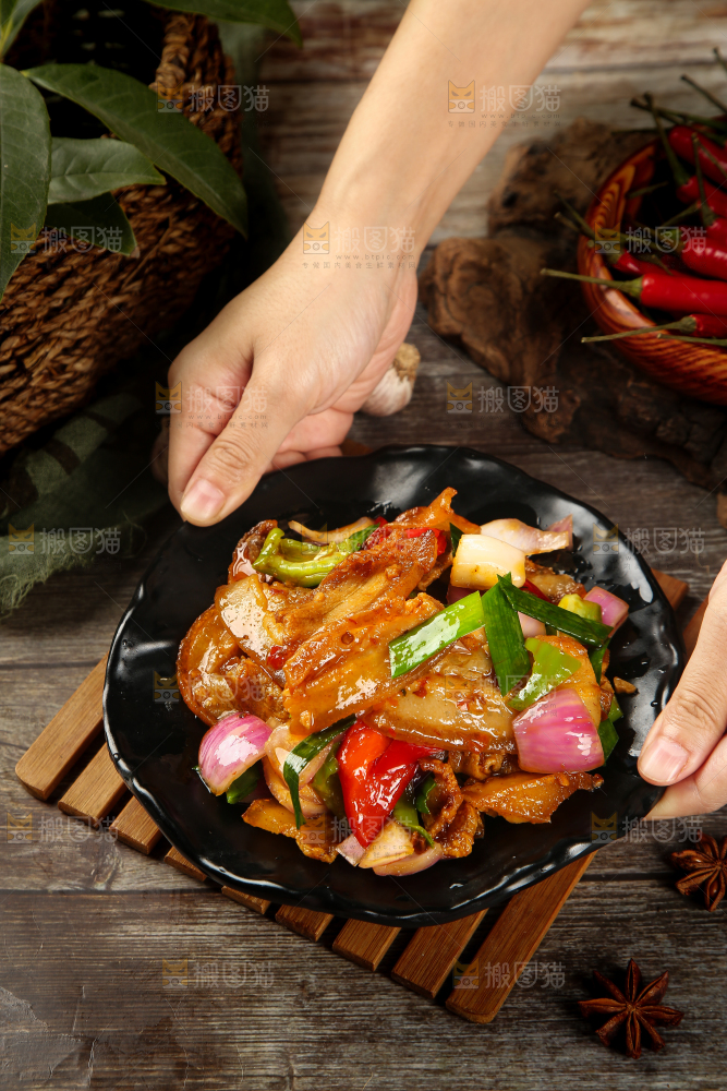 手里端着一盘川香回锅肉