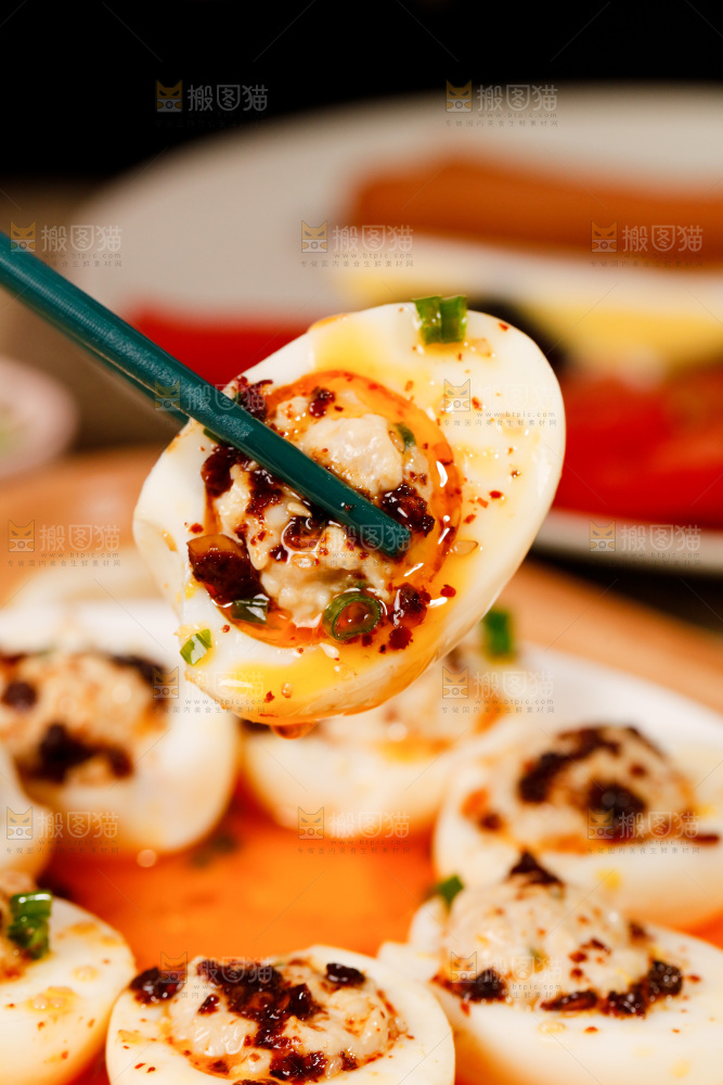 筷子上夹着鸡蛋酿肉