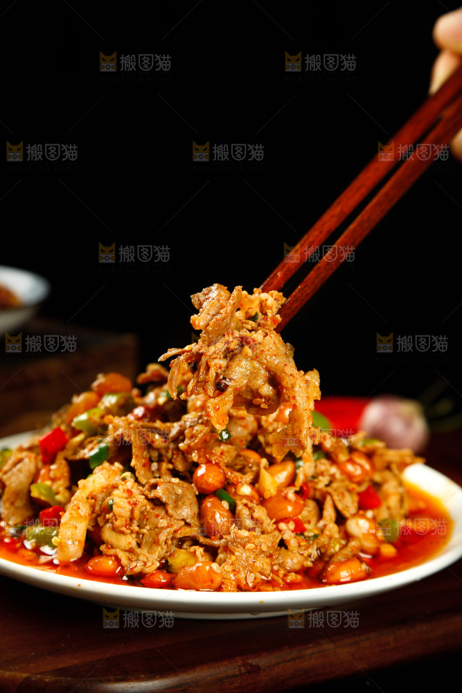 筷子上夹着凉拌牛肉