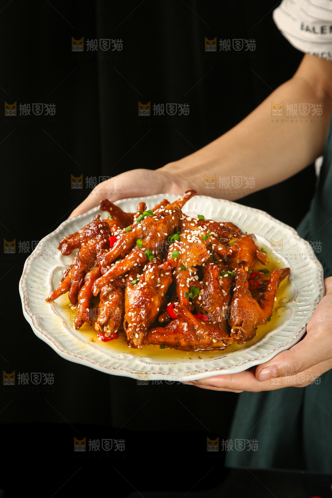 手里端着一盘红烧酱香鸡爪