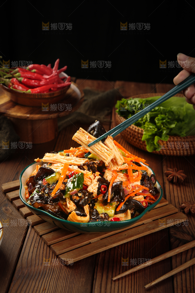 筷子上夹着凉拌腐竹黑木耳