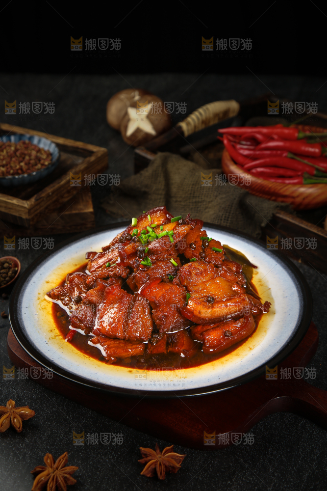 深底上摆放着一盘红烧把子肉