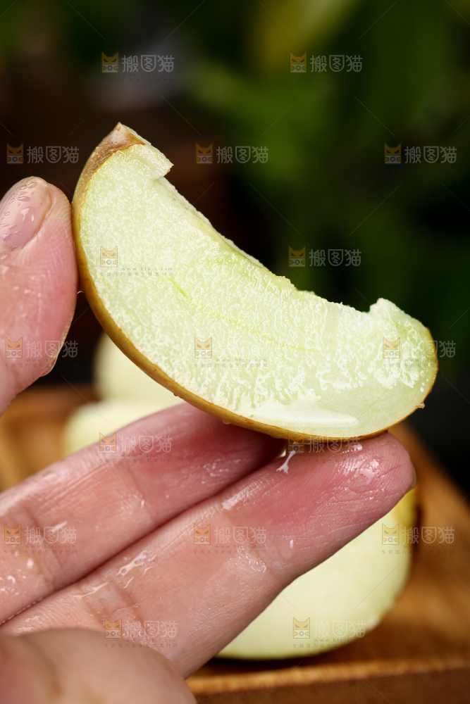 手里拿着一块冬枣