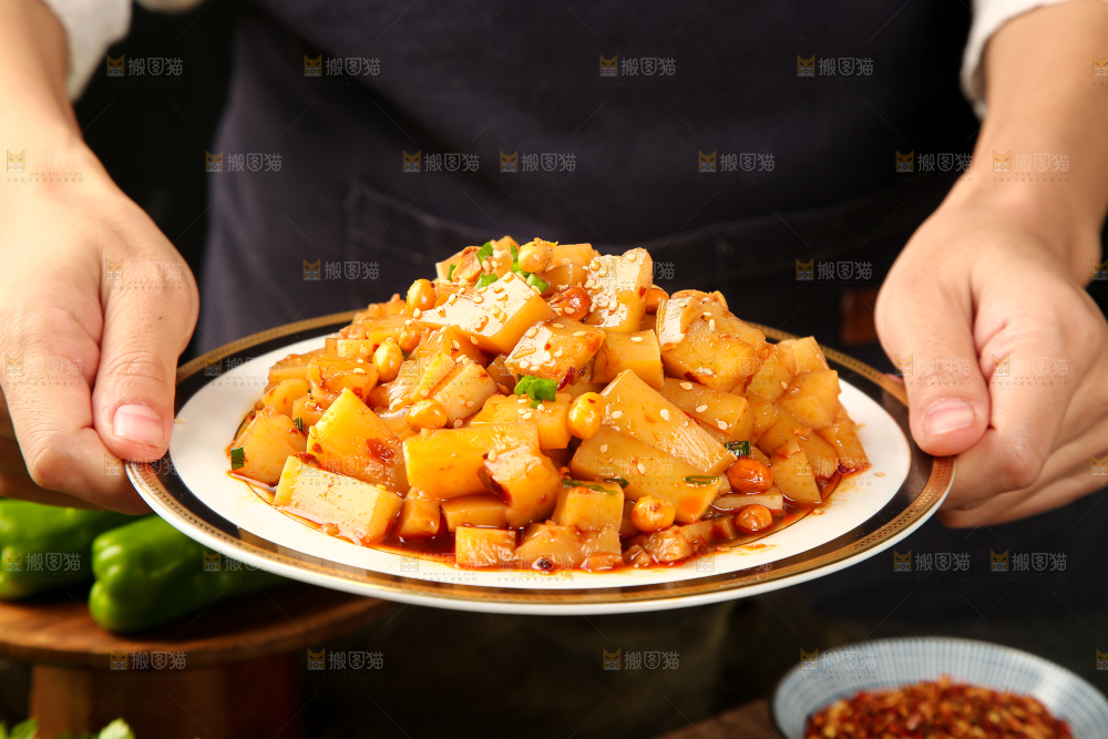 手里端着一盘香辣米豆腐