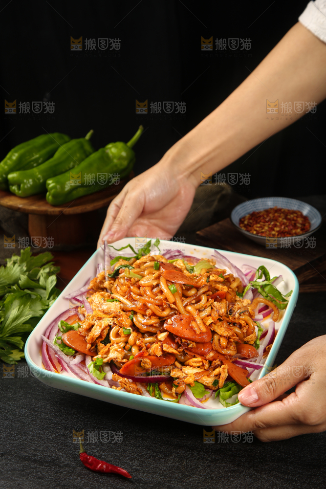 手里端着一盘炒土豆粉