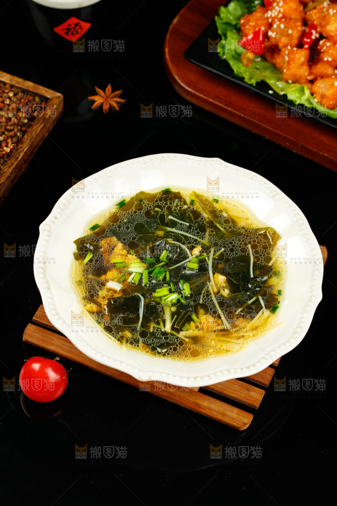 深底上放着一盘裙带肉沫汤