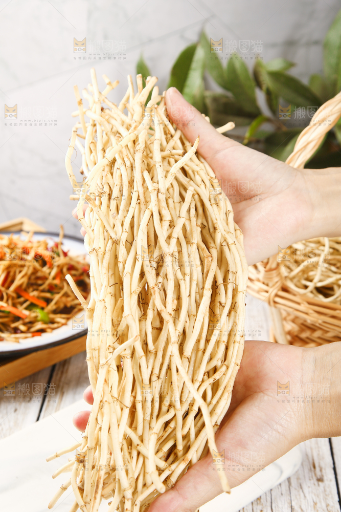 手里捧着草根