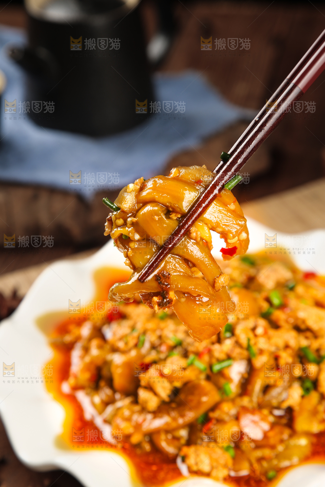 筷子上夹着肉末茄子