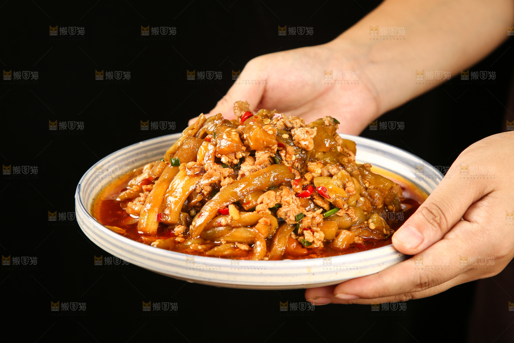 手里端着一盘肉沫烧茄子
