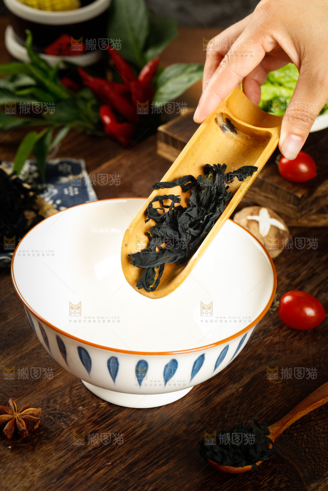 勺子上舀着海芥菜