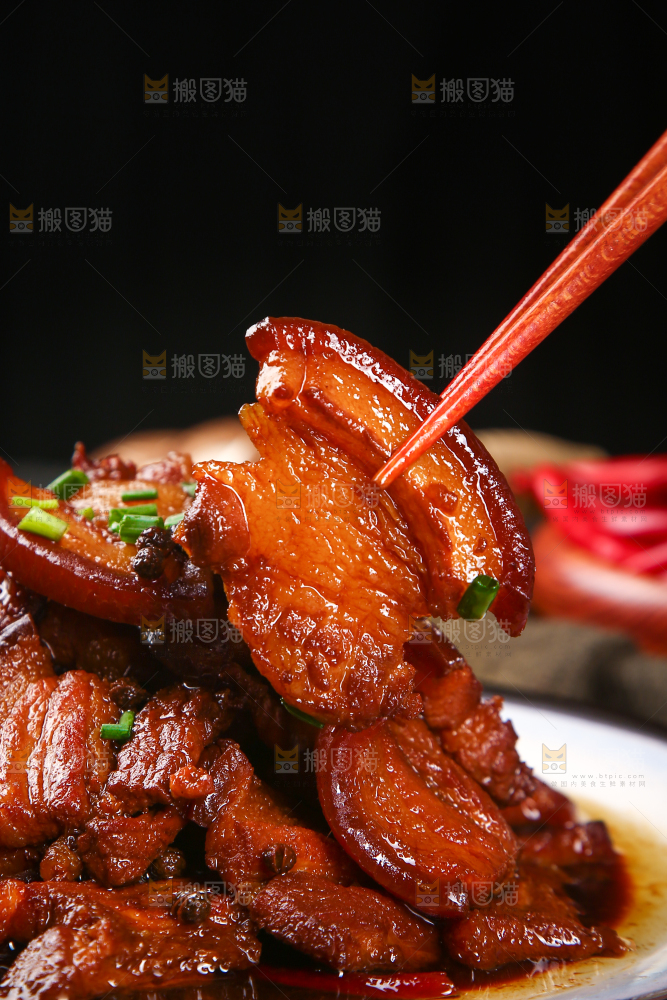 筷子上夹着红烧肉