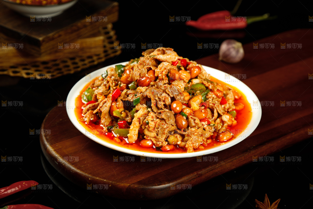 木板上摆放着凉拌牛肉卷