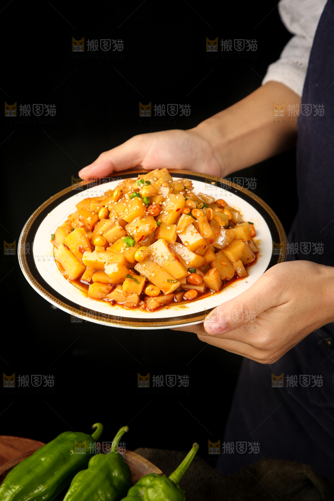手里端着一盘香辣米豆腐