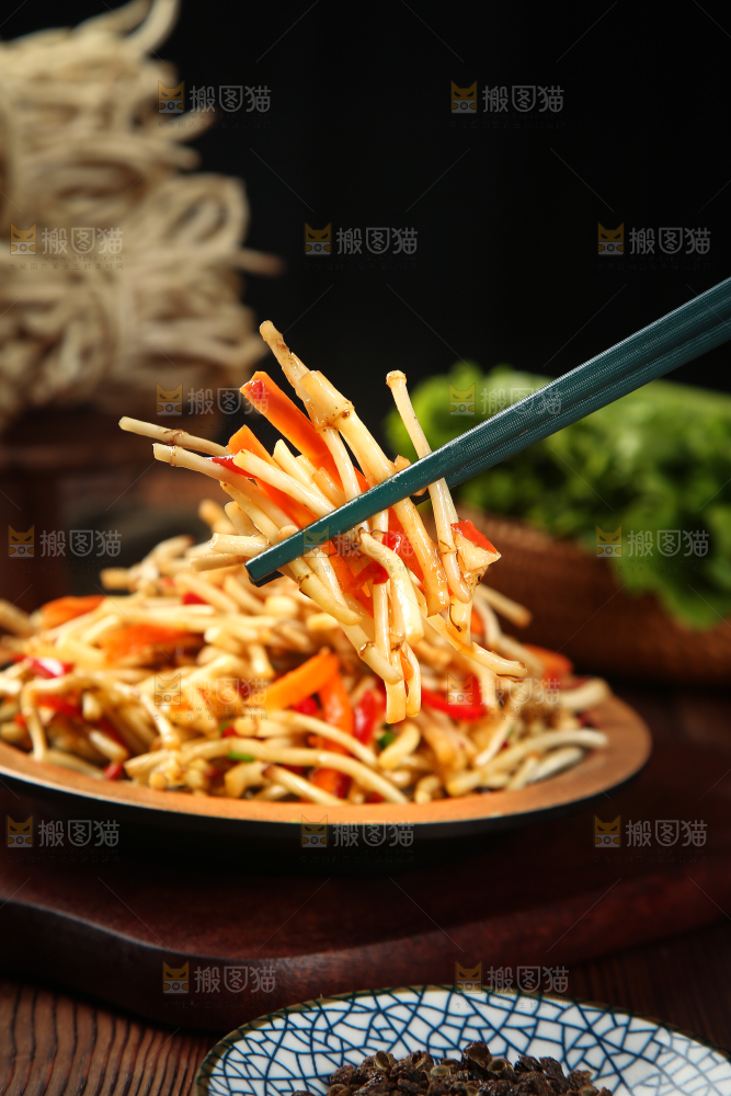 筷子上夹着凉拌鱼腥草