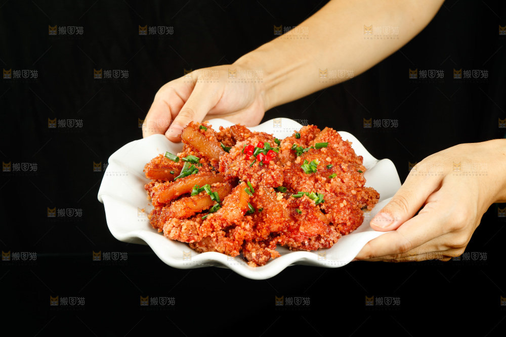 手里端着一盘蒸肉